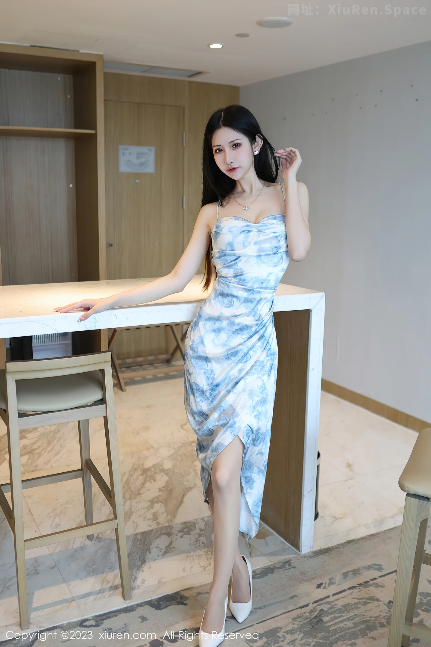 图片[4]-[XiuRen秀人网]2023.05.23 VOL.6783 依娜Yina 蓝白色吊带连衣裙加肉丝美腿性感私房写真集-秀人网官方网站